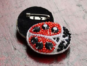 broche-coccinelle-symbole-brode
